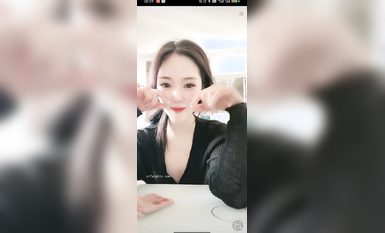 最新《瘋狂抖音》外篇之《抖音擦邊4》顏值主播各顯神通 閃現走光 刷邊瘋狂作死 扣逼漏奶 (124)