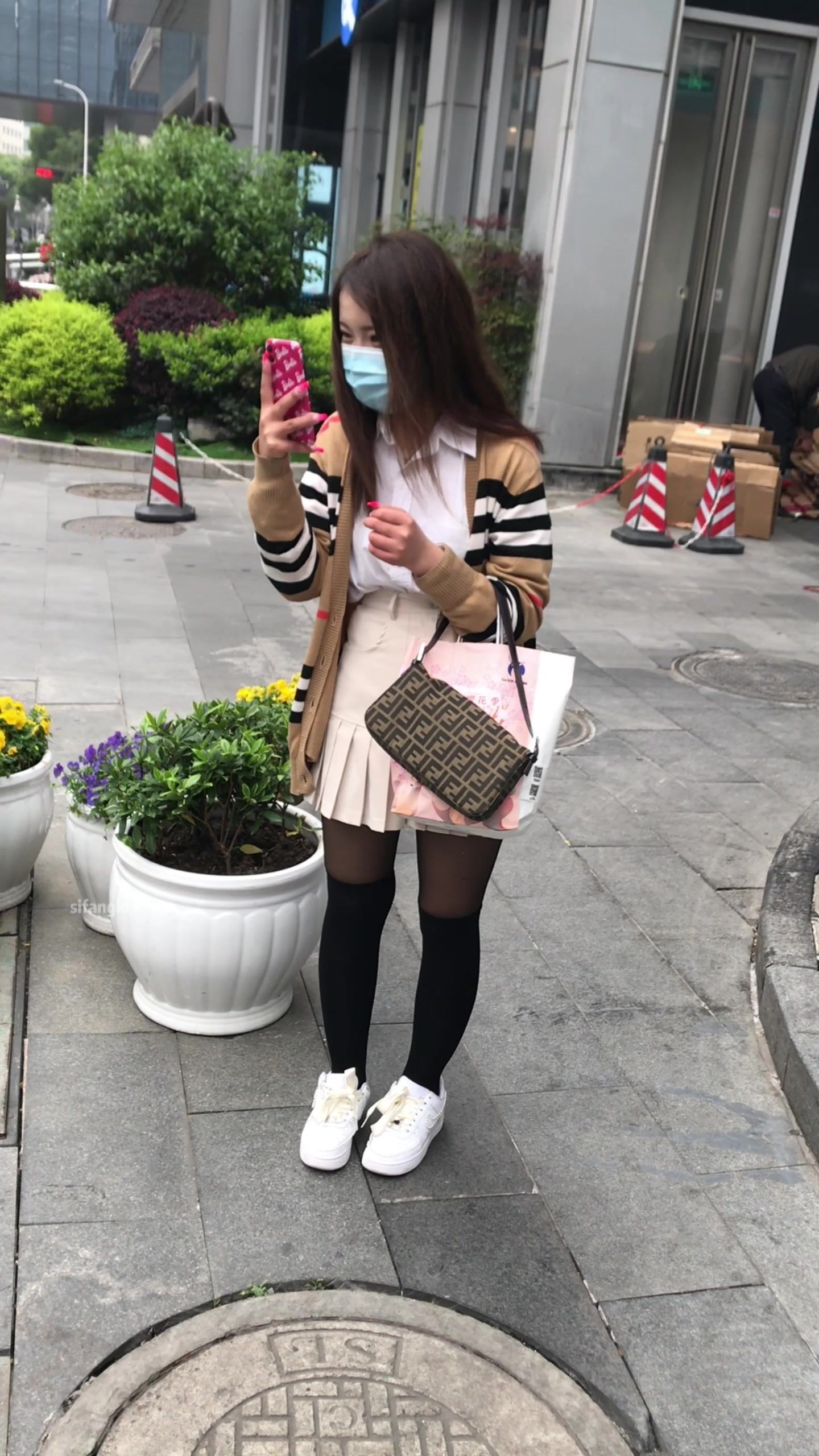 稀缺學姐專場 專業抄底靚麗制服學姐珍藏版 貼著美女屁股抄 有燈光加持畫質特好 超清4K原版9034 (1)