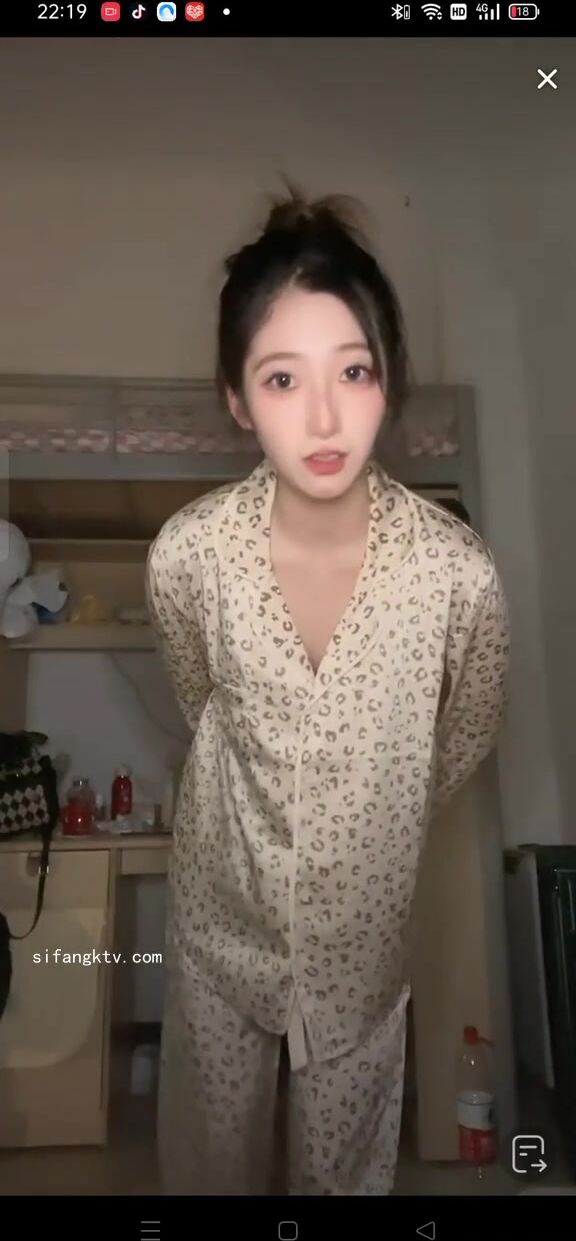 最新《瘋狂抖音》外篇之《抖音擦邊4》顏值主播各顯神通 閃現走光 刷邊瘋狂作死 扣逼漏奶 (253)