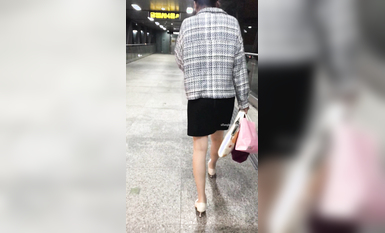 稀缺學姐專場 專業抄底靚麗制服學姐珍藏版 貼著美女屁股抄 有燈光加持畫質特好 超清4K原版8949 (1)