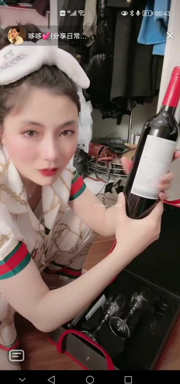 最新《瘋狂抖音》外篇之『三亞美女2』極品三亞外圍美女大秀身材 作死大尺度 摳B揉乳擠奶 (73)