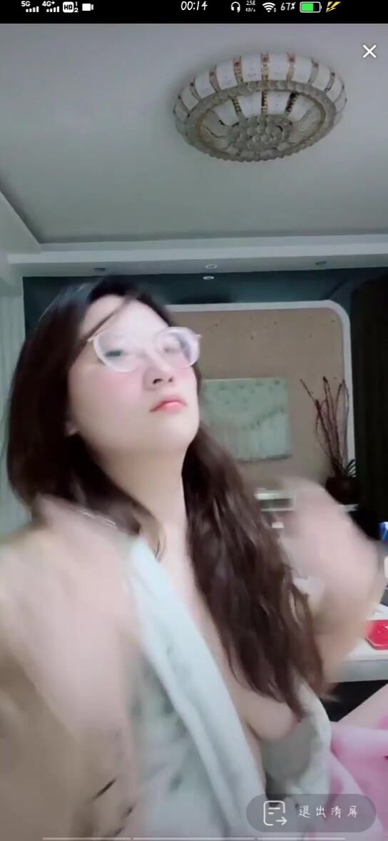 最新《瘋狂抖音》外篇之『三亞美女2』極品三亞外圍美女大秀身材 作死大尺度 摳B揉乳擠奶 (82)