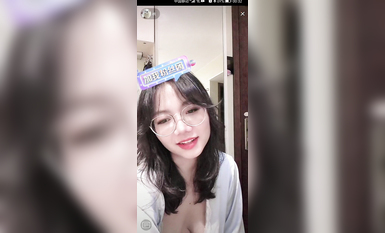 最新《瘋狂抖音》外篇之『三亞美女2』極品三亞外圍美女大秀身材 作死大尺度 摳B揉乳擠奶 (129)