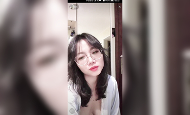 最新《瘋狂抖音》外篇之『三亞美女2』極品三亞外圍美女大秀身材 作死大尺度 摳B揉乳擠奶 (129)