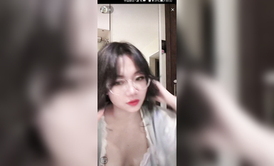 最新《瘋狂抖音》外篇之『三亞美女2』極品三亞外圍美女大秀身材 作死大尺度 摳B揉乳擠奶 (129)