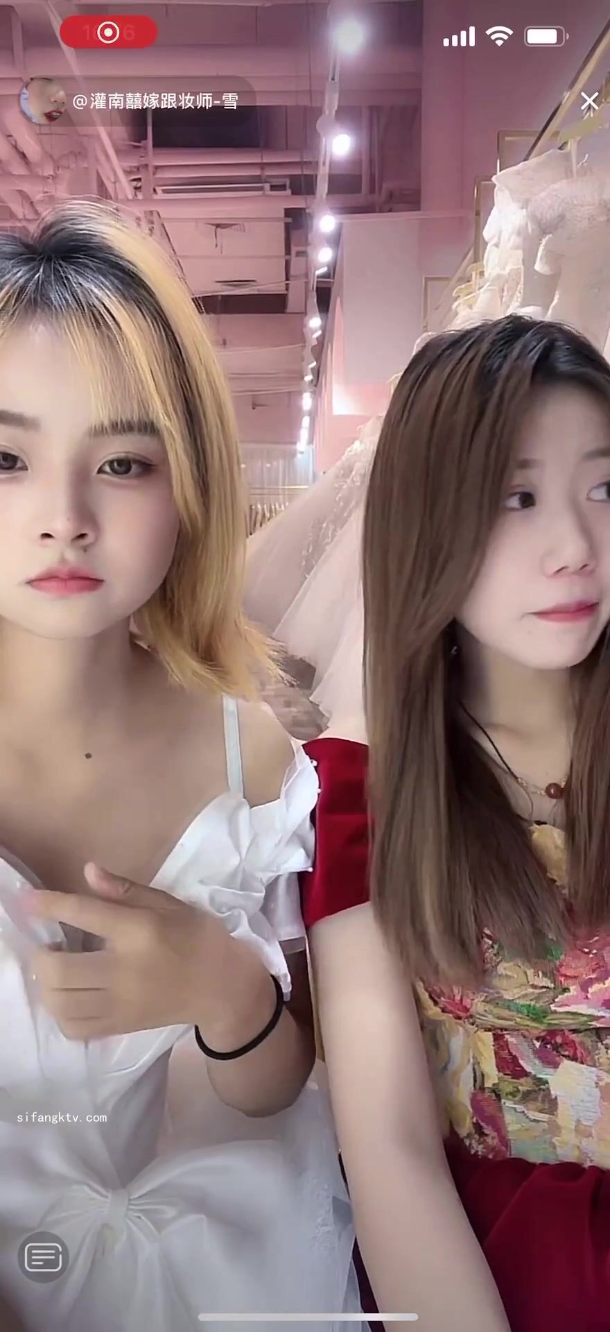 最新《瘋狂抖音》外篇之《抖音擦邊4》顏值主播各顯神通 閃現走光 刷邊瘋狂作死 扣逼漏奶 (50)