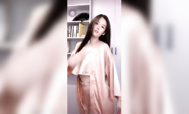 最新《瘋狂抖音》外篇之《抖音擦邊4》顏值主播各顯神通 閃現走光 刷邊瘋狂作死 扣逼漏奶 (132)