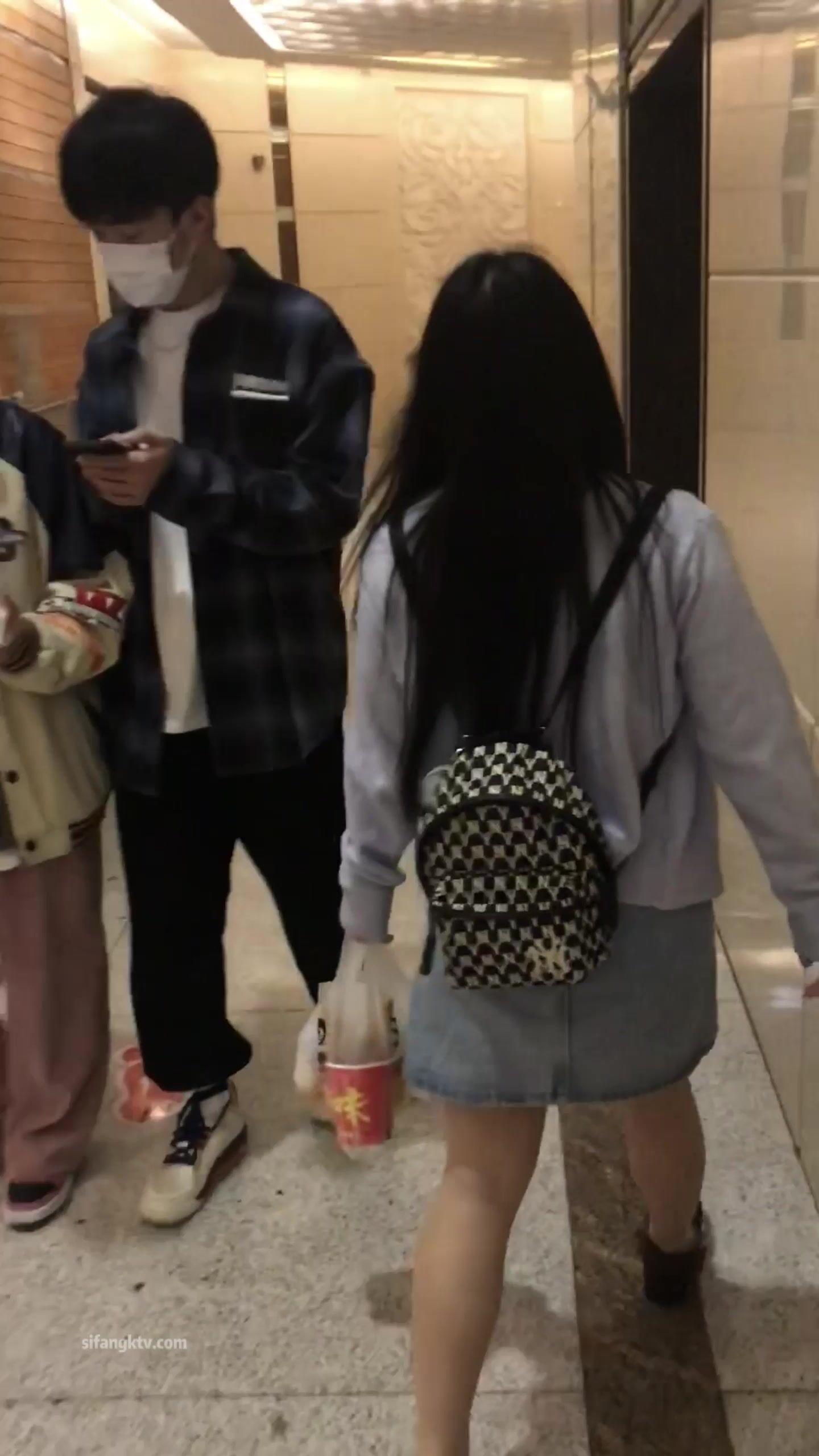 稀缺學姐專場 專業抄底靚麗制服學姐珍藏版 貼著美女屁股抄 有燈光加持畫質特好 超清4K原版 (33)