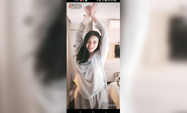 最新《瘋狂抖音》外篇之『三亞美女2』極品三亞外圍美女大秀身材 作死大尺度 摳B揉乳擠奶 (86)