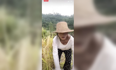 最新《瘋狂抖音》外篇之《抖音擦邊4》顏值主播各顯神通 閃現走光 刷邊瘋狂作死 扣逼漏奶 (72)