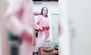 最新《瘋狂抖音》外篇之『三亞美女2』極品三亞外圍美女大秀身材 作死大尺度 摳B揉乳擠奶 (28)