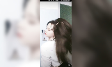 最新《瘋狂抖音》外篇之《抖音擦邊4》顏值主播各顯神通 閃現走光 刷邊瘋狂作死 扣逼漏奶 (220)