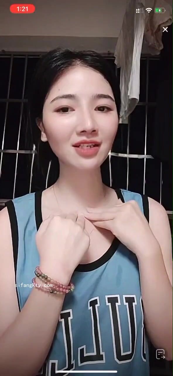 最新《瘋狂抖音》外篇之《抖音擦邊4》顏值主播各顯神通 閃現走光 刷邊瘋狂作死 扣逼漏奶 (256)