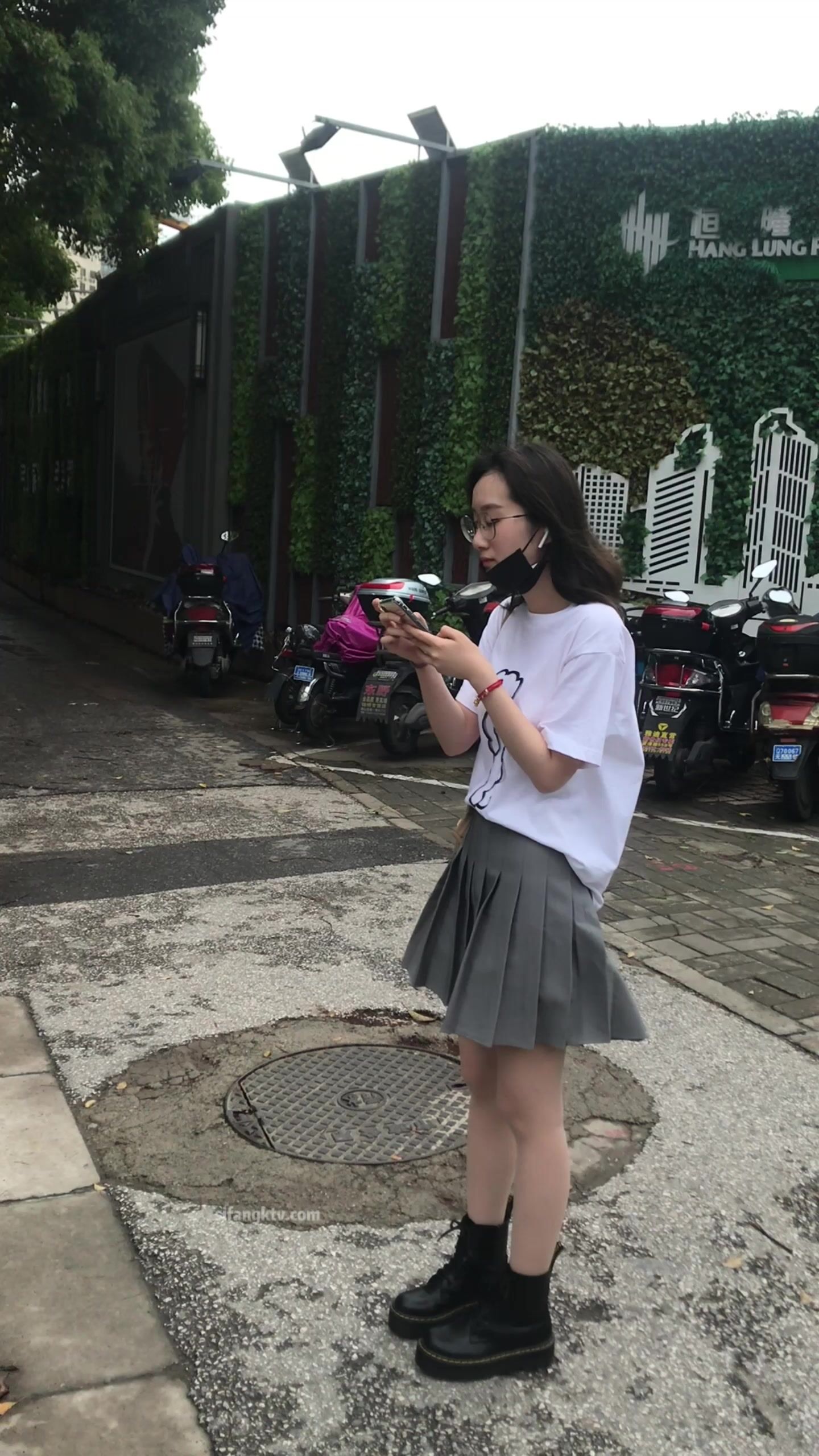 稀缺學姐專場 專業抄底靚麗制服學姐珍藏版 貼著美女屁股抄 有燈光加持畫質特好 超清4K原版 (2)