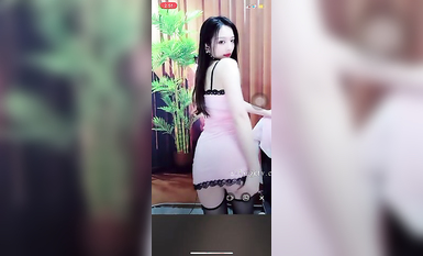 最新《瘋狂抖音》外篇之『三亞美女2』極品三亞外圍美女大秀身材 作死大尺度 摳B揉乳擠奶 (39)