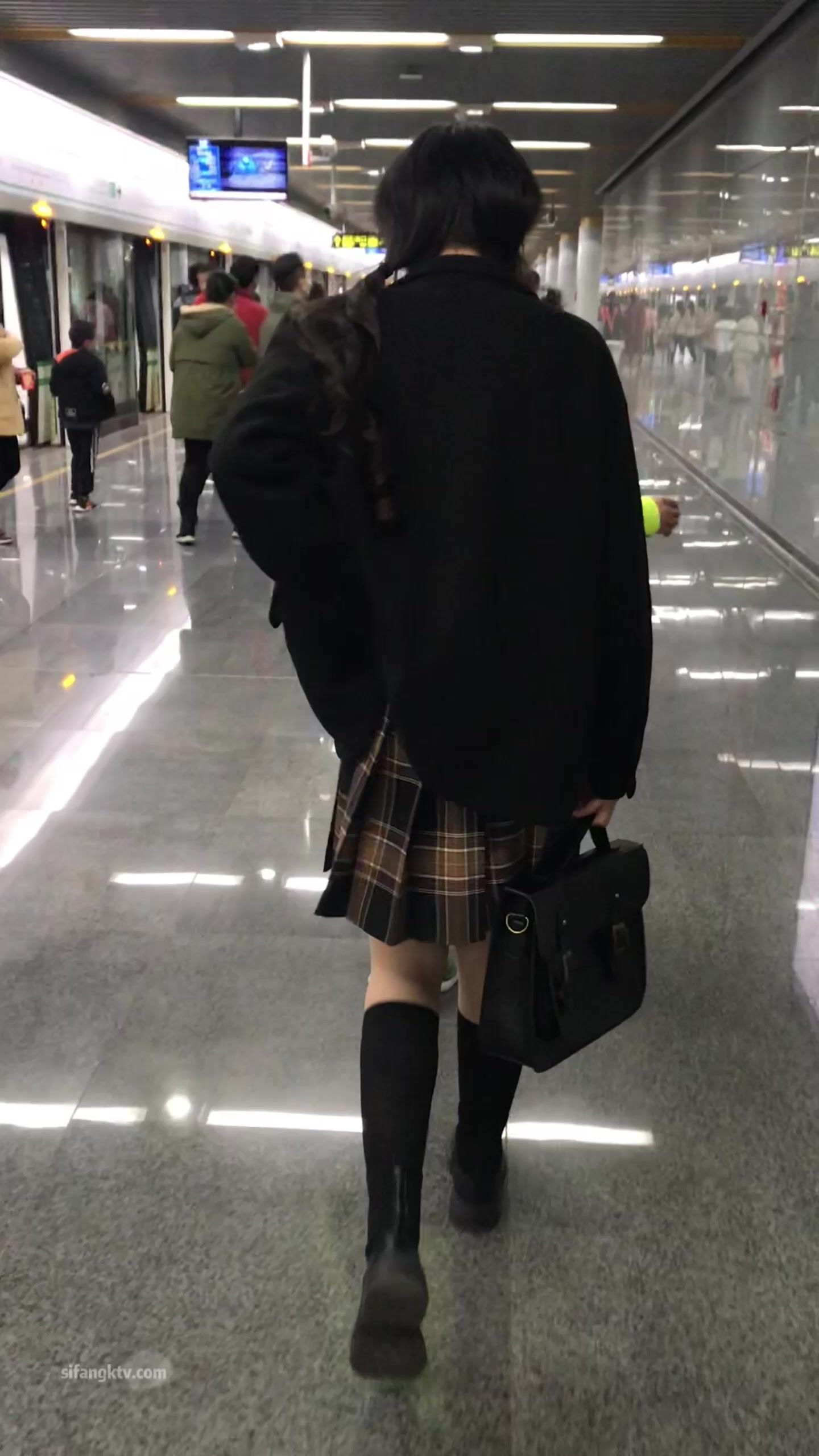 稀缺學姐專場 專業抄底靚麗制服學姐珍藏版 貼著美女屁股抄 有燈光加持畫質特好 超清4K原版 (22)