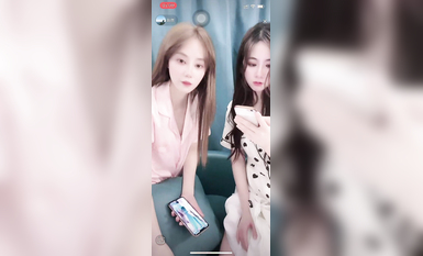 最新《瘋狂抖音》外篇之『三亞美女2』極品三亞外圍美女大秀身材 作死大尺度 摳B揉乳擠奶 (31)