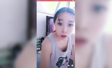 最新《瘋狂抖音》外篇之《抖音擦邊4》顏值主播各顯神通 閃現走光 刷邊瘋狂作死 扣逼漏奶 (81)