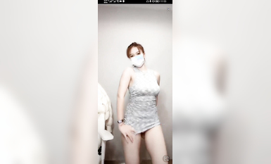 最新《瘋狂抖音》外篇之《抖音擦邊4》顏值主播各顯神通 閃現走光 刷邊瘋狂作死 扣逼漏奶 (136)