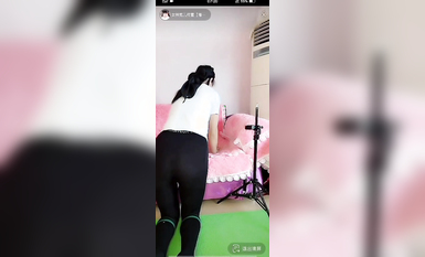 最新《瘋狂抖音》外篇之『三亞美女2』極品三亞外圍美女大秀身材 作死大尺度 摳B揉乳擠奶 (105)