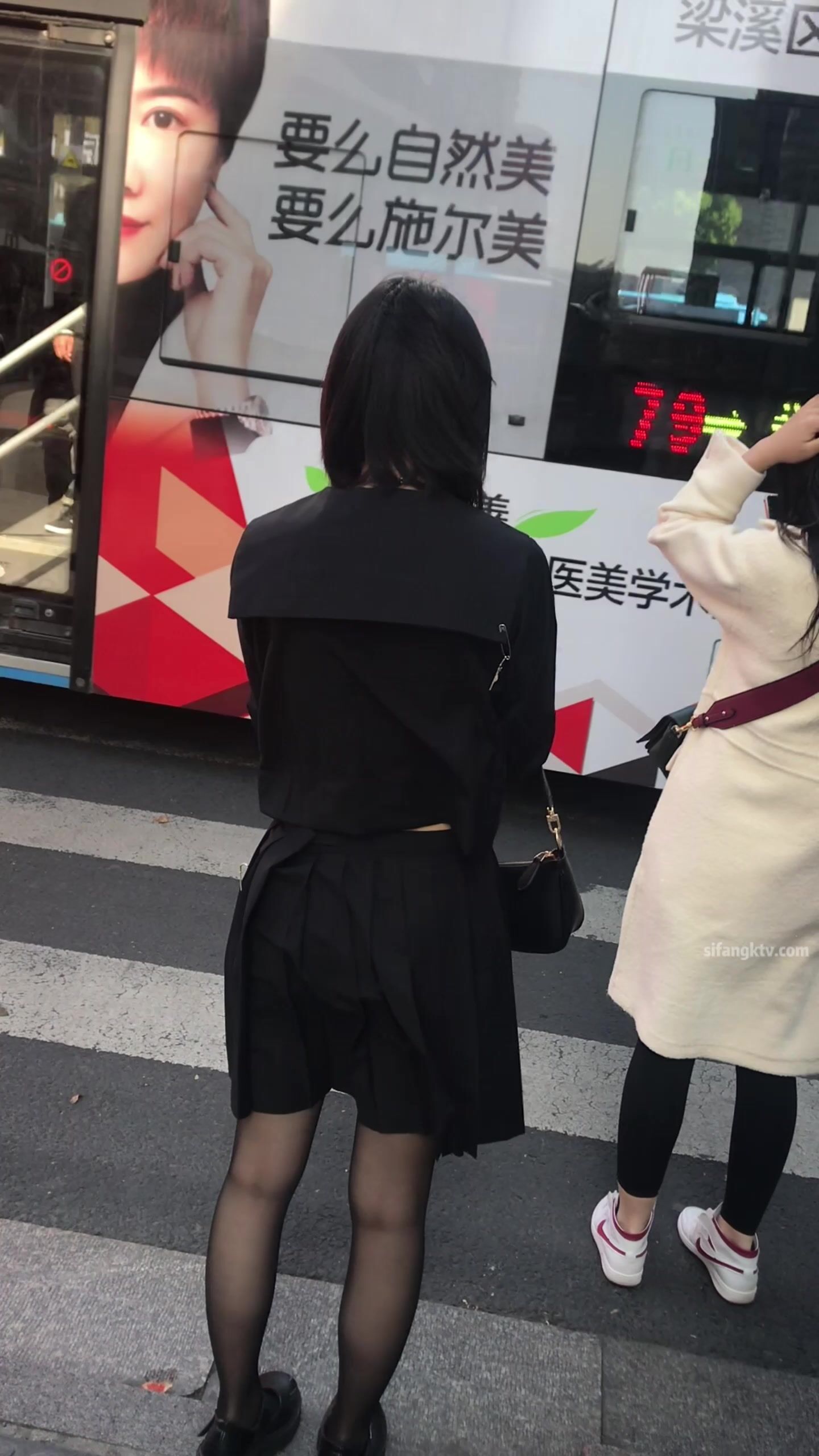 稀缺學姐專場 專業抄底靚麗制服學姐珍藏版 貼著美女屁股抄 有燈光加持畫質特好 超清4K原版 (26)