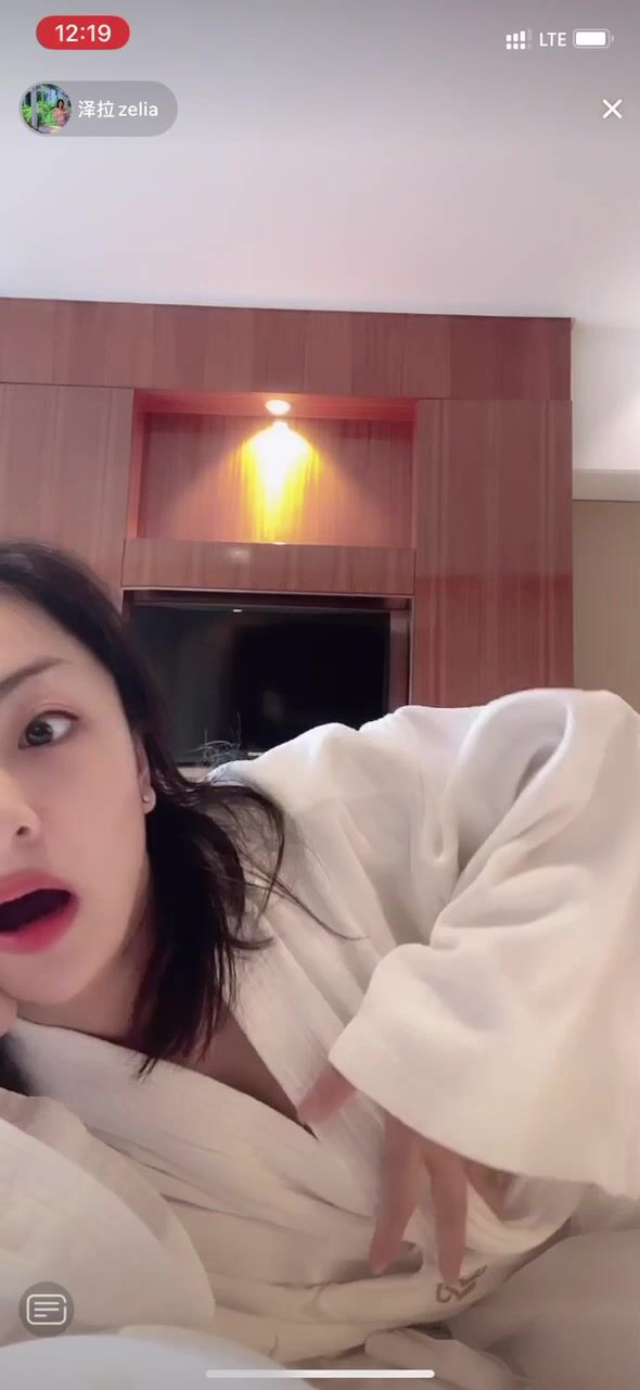 最新《瘋狂抖音》外篇之『三亞美女2』極品三亞外圍美女大秀身材 作死大尺度 摳B揉乳擠奶 (96)