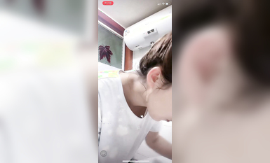 最新《瘋狂抖音》外篇之《抖音擦邊4》顏值主播各顯神通 閃現走光 刷邊瘋狂作死 扣逼漏奶 (251)