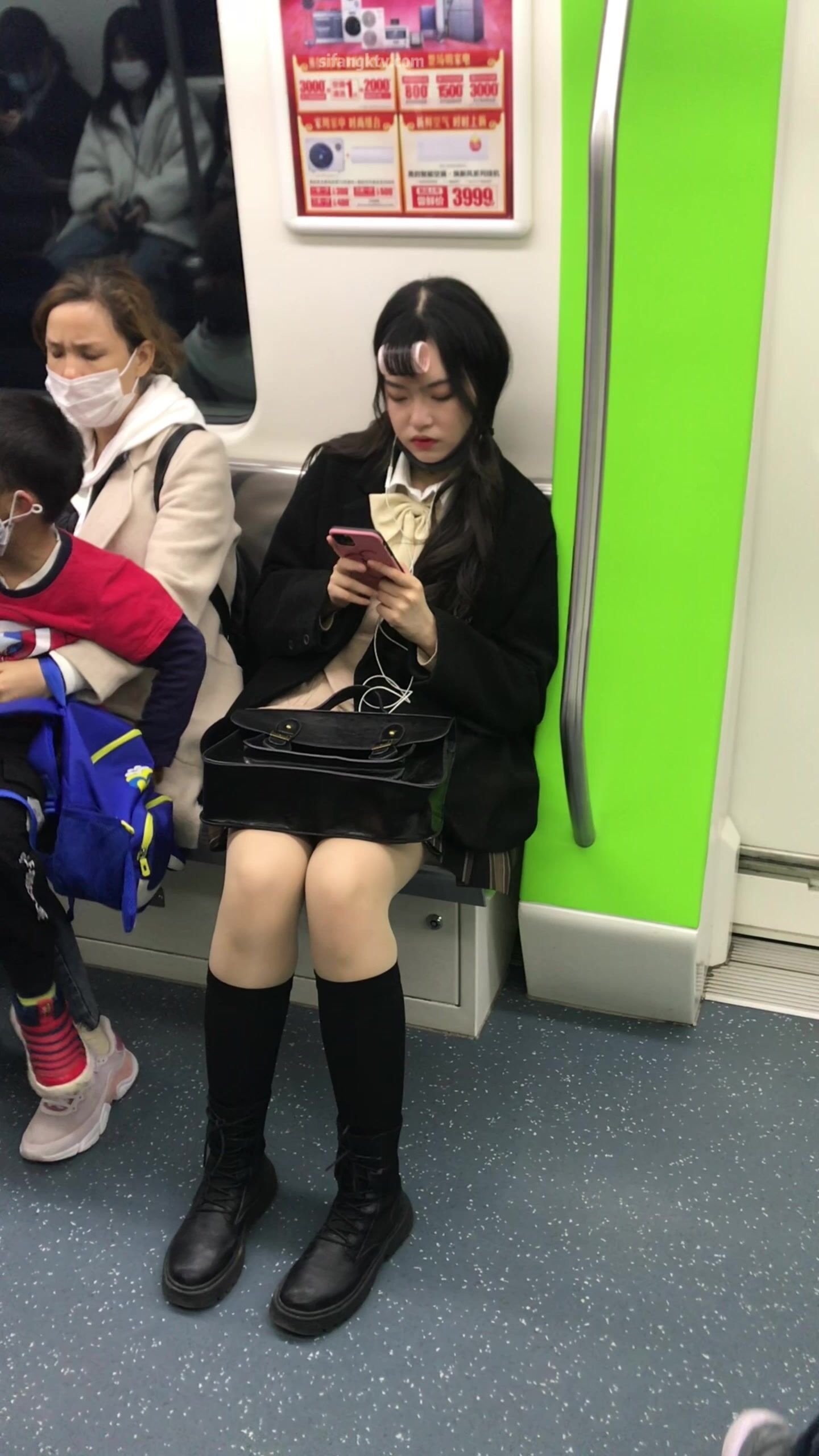 稀缺學姐專場 專業抄底靚麗制服學姐珍藏版 貼著美女屁股抄 有燈光加持畫質特好 超清4K原版 (20)