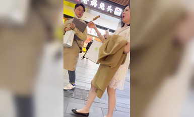 KFC-98 偷拍大神尾隨CD 學生無內冬天都光腿不穿內褲的學姐反差婊4K超清原版畫質