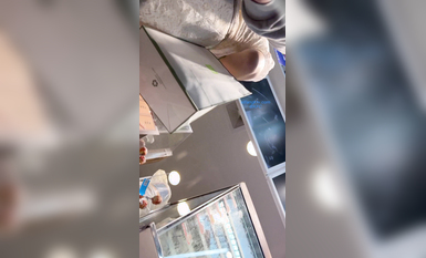 KFC-98 偷拍大神尾隨CD 學生無內冬天都光腿不穿內褲的學姐反差婊4K超清原版畫質