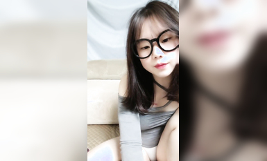 西安嫩妹在線賣逼，無敵小可愛【百變小櫻】無敵大奶子~ ---1000包夜，奶子真的是超漂亮2