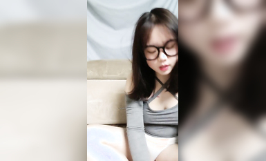 西安嫩妹在線賣逼，無敵小可愛【百變小櫻】無敵大奶子~ ---1000包夜，奶子真的是超漂亮2