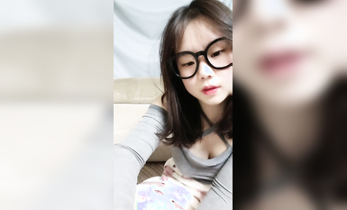 西安嫩妹在線賣逼，無敵小可愛【百變小櫻】無敵大奶子~ ---1000包夜，奶子真的是超漂亮2