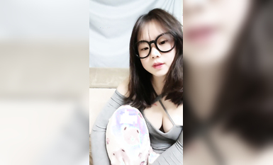 西安嫩妹在線賣逼，無敵小可愛【百變小櫻】無敵大奶子~ ---1000包夜，奶子真的是超漂亮1