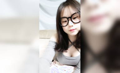 西安嫩妹在線賣逼，無敵小可愛【百變小櫻】無敵大奶子~ ---1000包夜，奶子真的是超漂亮1