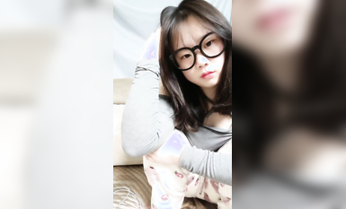 西安嫩妹在線賣逼，無敵小可愛【百變小櫻】無敵大奶子~ ---1000包夜，奶子真的是超漂亮1