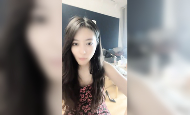 天啦嚕！這么漂亮的才女也下海了，女神聲音好甜美，一雙美腿搭配黑絲，【彈吉他清唱】 (2)