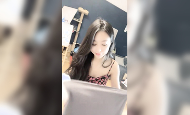 天啦嚕！這么漂亮的才女也下海了，女神聲音好甜美，一雙美腿搭配黑絲，【彈吉他清唱】 (2)