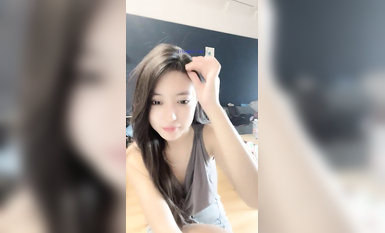 天啦嚕！這么漂亮的才女也下海了，女神聲音好甜美，一雙美腿搭配黑絲，【彈吉他清唱】 (2)