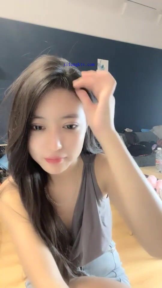 天啦嚕！這么漂亮的才女也下海了，女神聲音好甜美，一雙美腿搭配黑絲，【彈吉他清唱】 (2)