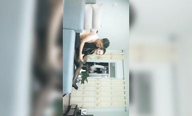 【換妻傳媒】今晚約操外圍，馬尾辮風騷御姐，沙發上操逼，開檔黑絲後入猛懟