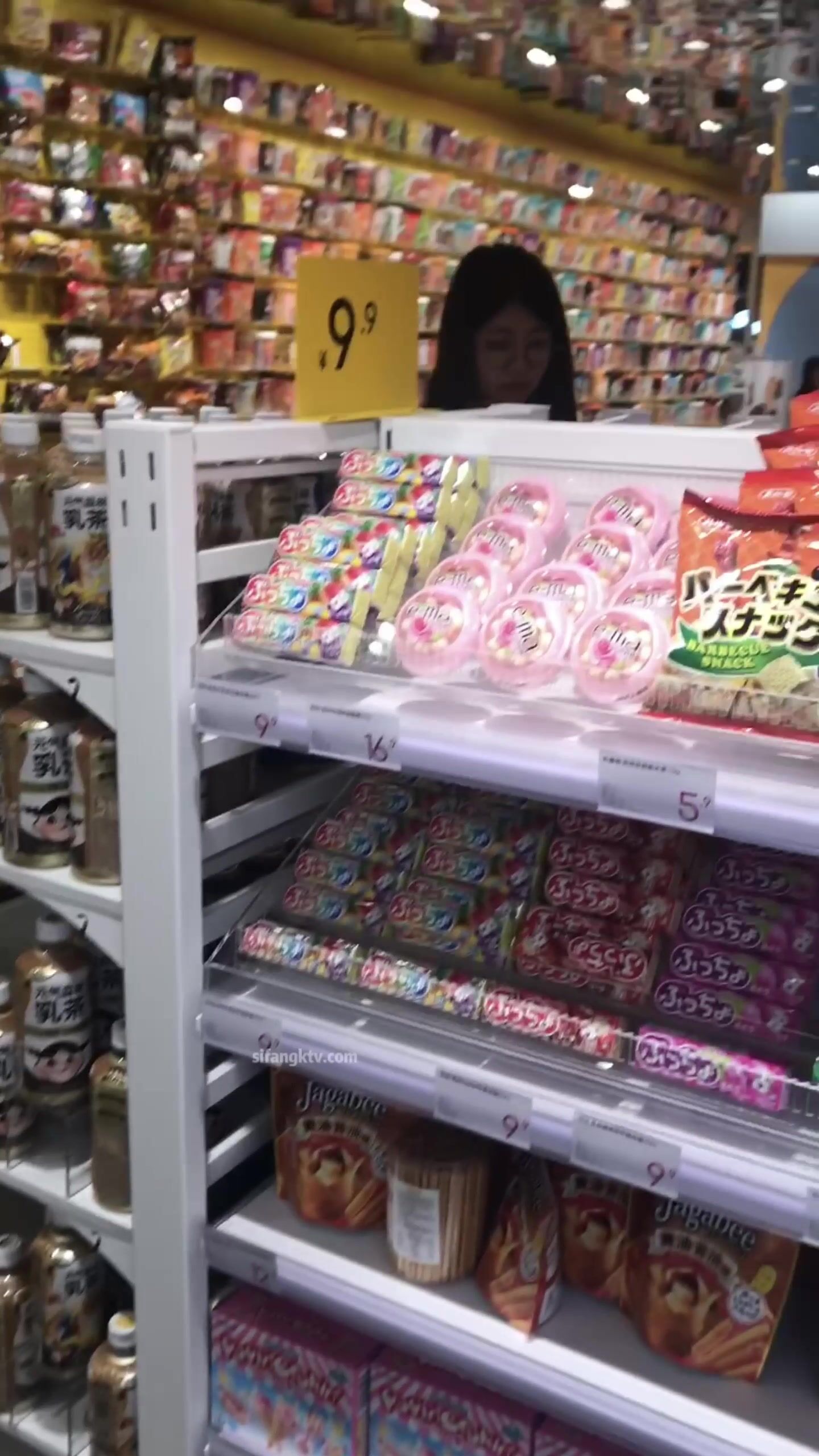 稀缺學妹專場 專業抄底靚麗學生妹JK制服 掀裙開閃光燈強抄 看的心驚肉跳太刺激 超清4K原版 (30)