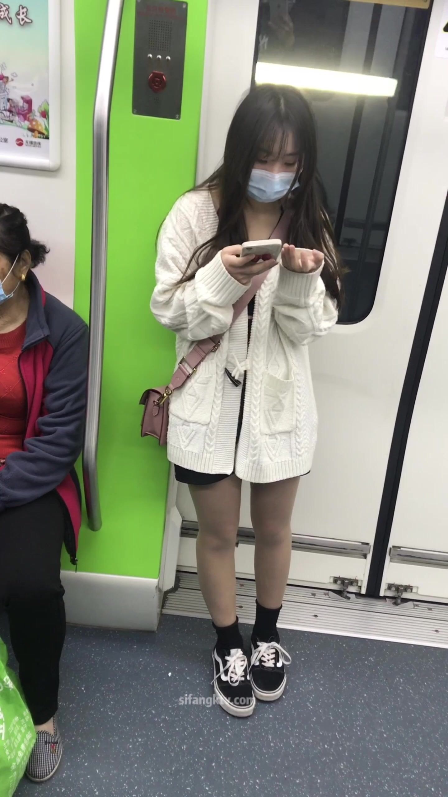 稀缺學妹專場 專業抄底靚麗學生妹JK制服 掀裙開閃光燈強抄 看的心驚肉跳太刺激 超清4K原版 (12)