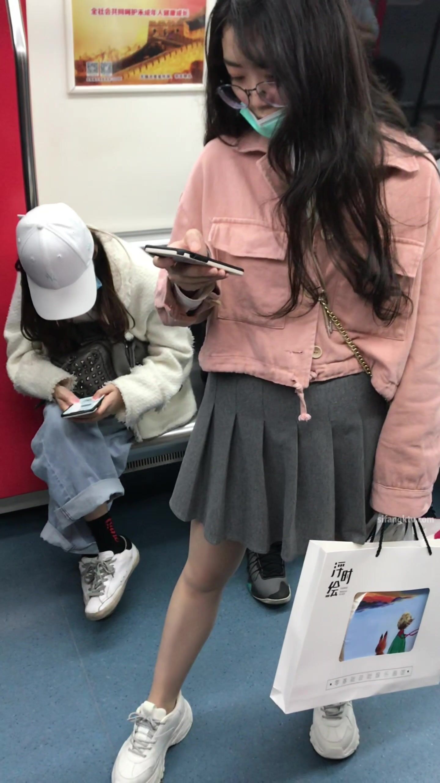 稀缺學妹專場 專業抄底靚麗學生妹JK制服 掀裙開閃光燈強抄 看的心驚肉跳太刺激 超清4K原版 (42)