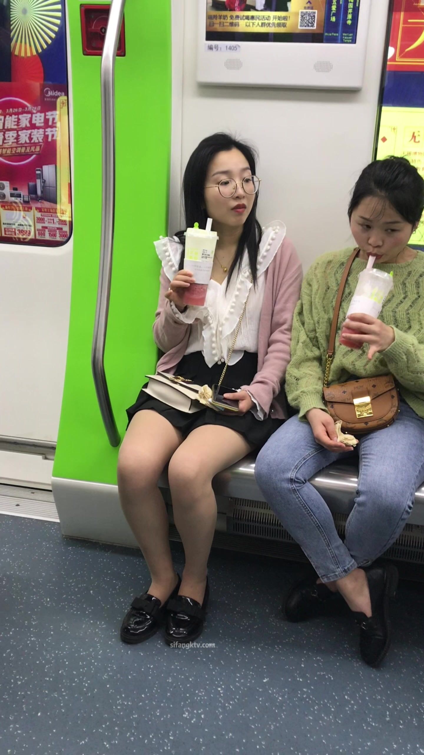 稀缺學妹專場 專業抄底靚麗學生妹JK制服 掀裙開閃光燈強抄 看的心驚肉跳太刺激 超清4K原版 (26)