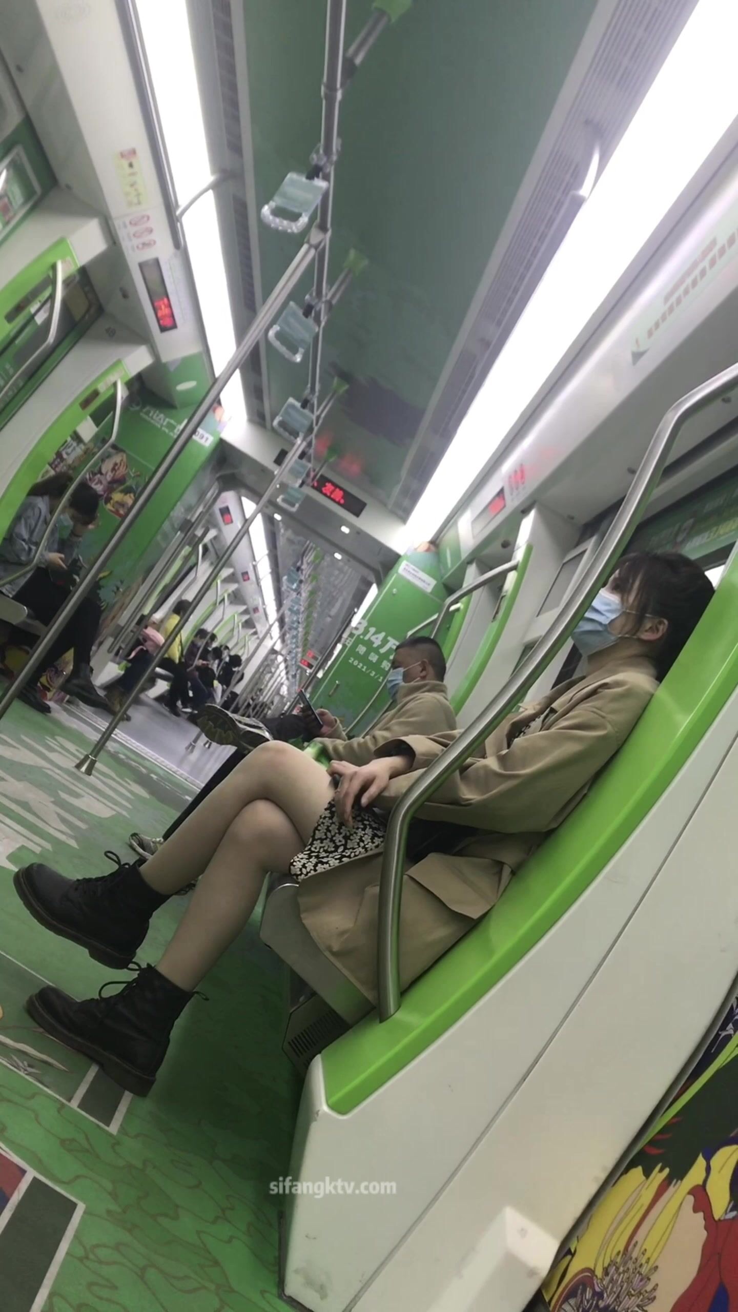 稀缺學妹專場 專業抄底靚麗學生妹JK制服 掀裙開閃光燈強抄 看的心驚肉跳太刺激 超清4K原版 (17)