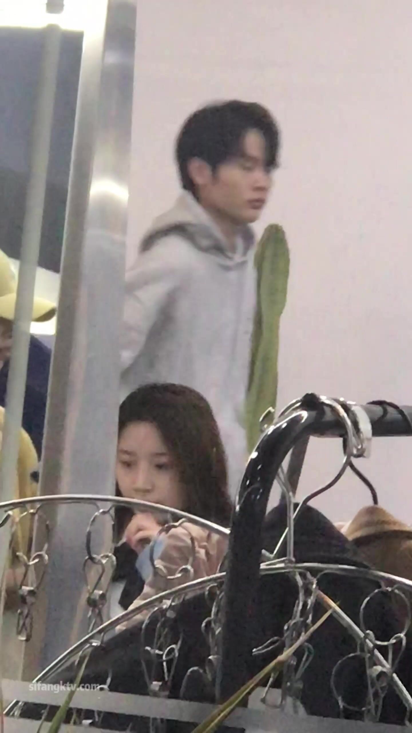 稀缺學妹專場 專業抄底靚麗學生妹JK制服 掀裙開閃光燈強抄 看的心驚肉跳太刺激 超清4K原版 (64)