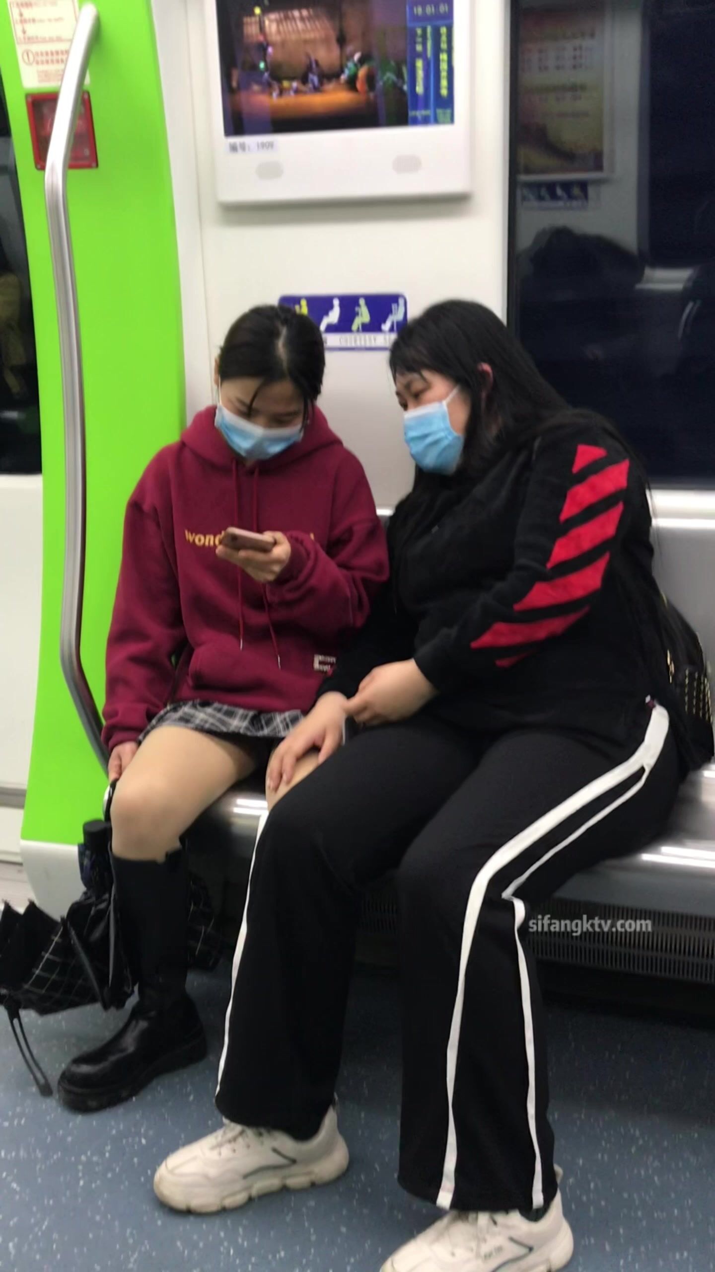 稀缺學妹專場 專業抄底靚麗學生妹JK制服 掀裙開閃光燈強抄 看的心驚肉跳太刺激 超清4K原版 (1)