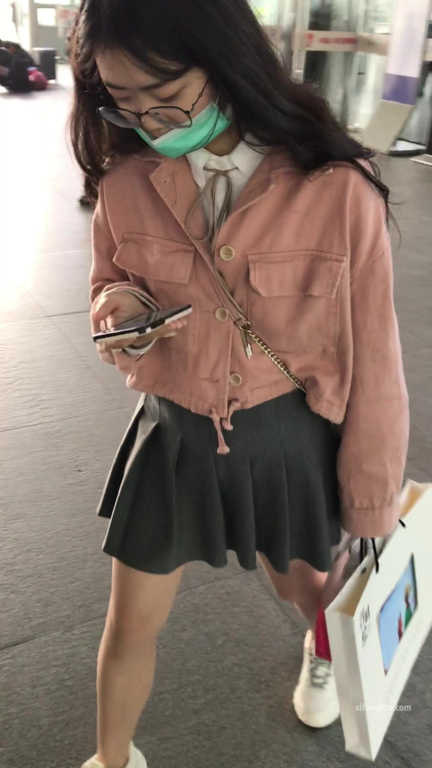 稀缺學妹專場 專業抄底靚麗學生妹JK制服 掀裙開閃光燈強抄 看的心驚肉跳太刺激 超清4K原版 (45)