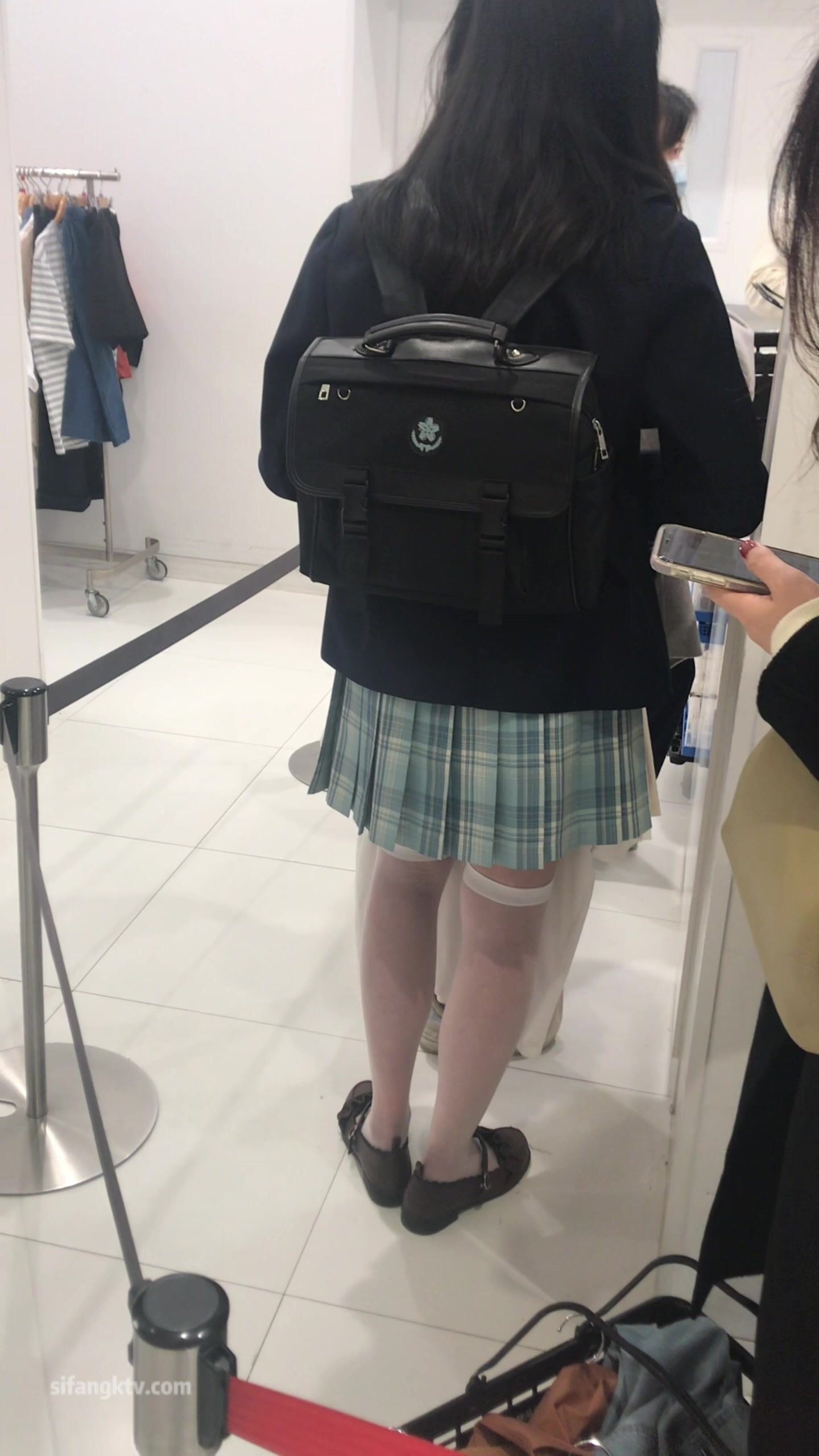 稀缺學妹專場 專業抄底靚麗學生妹JK制服 掀裙開閃光燈強抄 看的心驚肉跳太刺激 超清4K原版 (8)